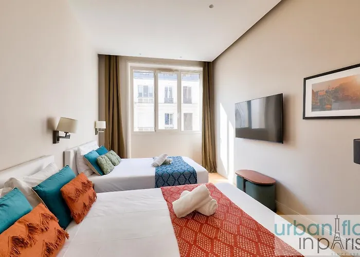 141 - Beautiful Flat Triangle D Or Champs Elysees شقة *