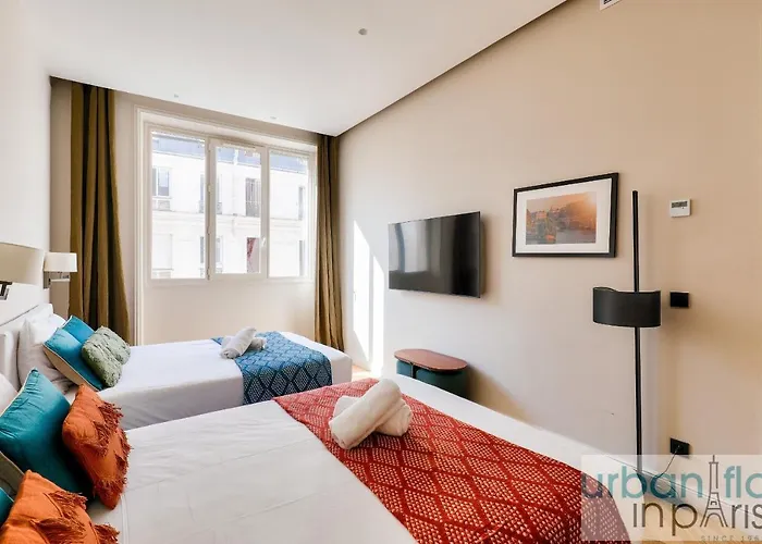 141 - Beautiful Flat Triangle D Or Champs Elysees * Paris